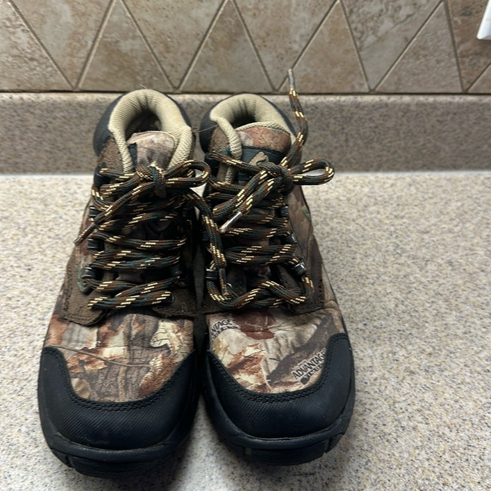 Boys 1.5 advantage cammo waterproof leather Manmade boots like new